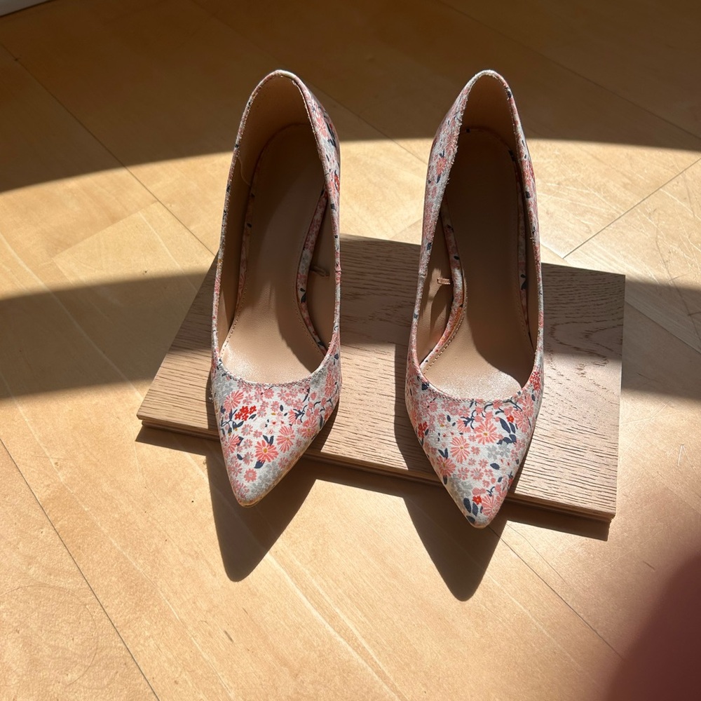 Size 8 Old Navy Floral Heels
